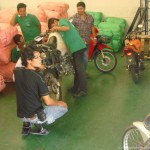 motorcycle_shipping_thailand_removing_gas